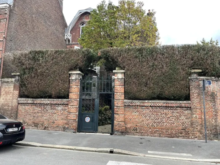 Taille de haie aux abords d'une rue à Saint-Quentin, Saint-Quentin, Avenir Vert