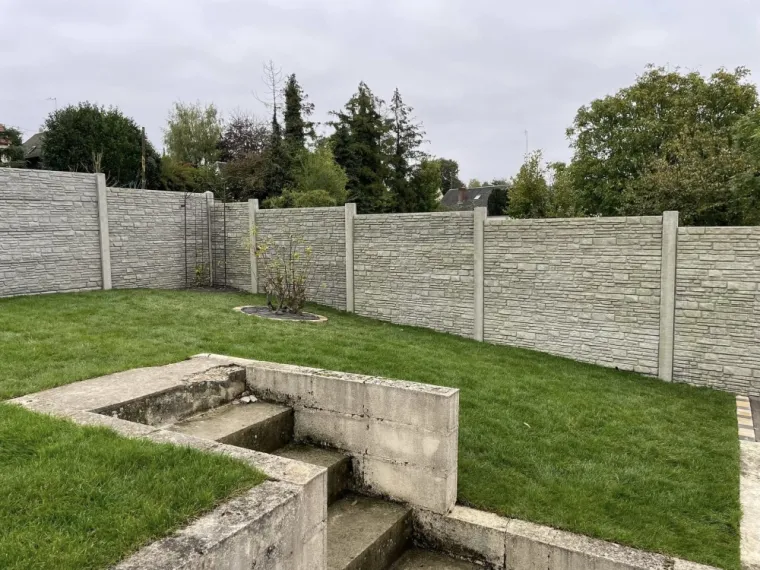 Création d'une pelouse en gazon de placage avec apport de terre végétale à Saint-Quentin, Saint-Quentin, Avenir Vert