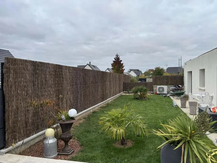 Pose d’une occultation végétale en brande de bruyère sur une clôture rigide à Grugies, Saint-Quentin, Avenir Vert
