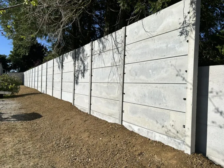 Pose d'une clôture en béton en plaque lisse pour une maison à Monceau-lès-Leups, Saint-Quentin, Avenir Vert