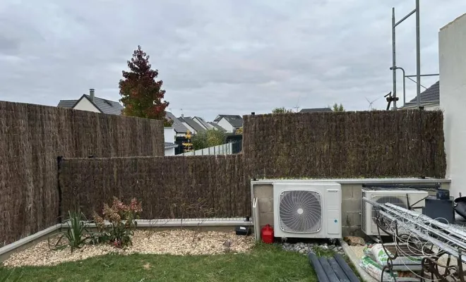 Pose d’une occultation végétale en brande de bruyère sur une clôture rigide à Grugies, Saint-Quentin, Avenir Vert