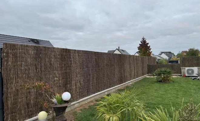 Pose d’une occultation végétale en brande de bruyère sur une clôture rigide à Grugies, Saint-Quentin, Avenir Vert