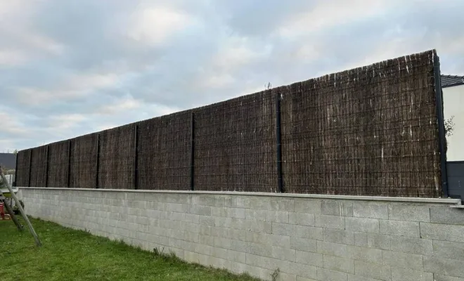 Pose d’une occultation végétale en brande de bruyère sur une clôture rigide à Grugies, Saint-Quentin, Avenir Vert