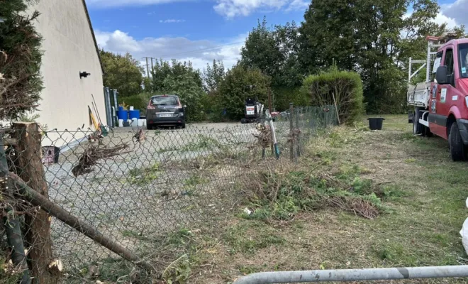 Dessouchage d'une haie avec pose d'une clôture en béton en plaque lisse à Grugies, Saint-Quentin, Avenir Vert