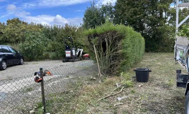 Dessouchage d'une haie avec pose d'une clôture en béton en plaque lisse à Grugies, Saint-Quentin, Avenir Vert